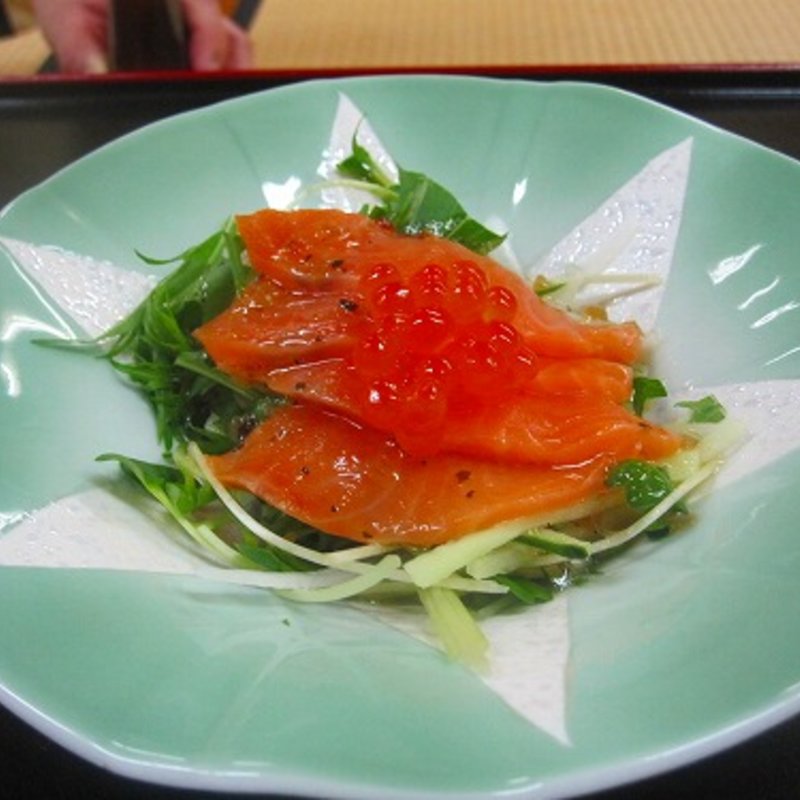 サーモンとイクラのカルパッチョ風サラダ(大むら)