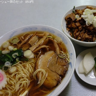 ラーメンとミニチャー丼のセット(大乃家食堂6:30～)