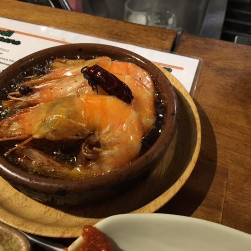 海老のアヒージョ(大和町もつ肉店)