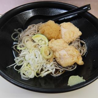 すだち香る冷やし鶏天ぶっかけそば(大船軒 本郷台駅店	神奈川県横浜市栄区小菅ヶ谷1-1-2 本郷台駅構内)