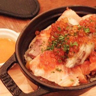 イクラと燻製秋鮭　サツマイモストウブ飯(大衆ビストロジル)