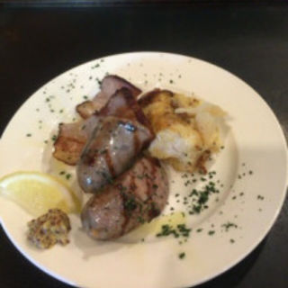 糸島豚の手作りソーセージ、焼きポテサラ、手作りベーコンの炙りの3種盛り(大衆鉄板めし　べべ)