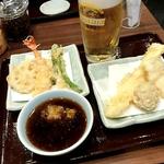 天ぷら四品と生ビールセット(天丼 てんや ＫＩＴＴＥ博多店)