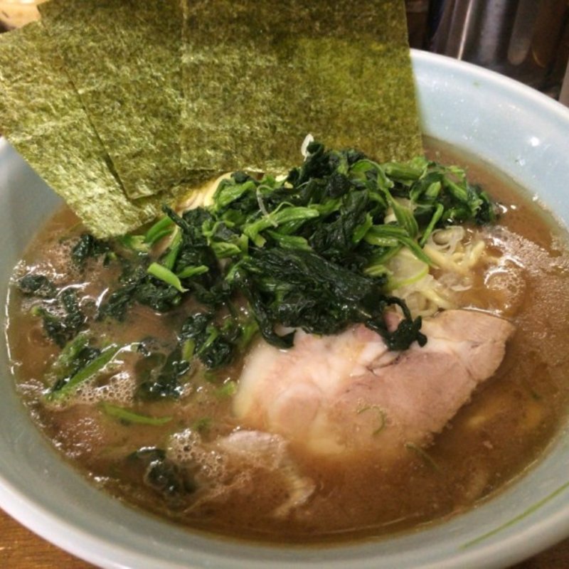 中盛りラーメン　ほうれん草増し　(家系ラーメン桂家)