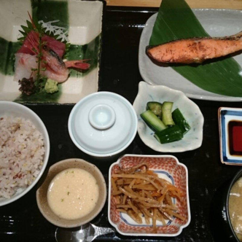 鮭とお刺身のセット(大かまど飯 寅福 ルミネ新宿店)