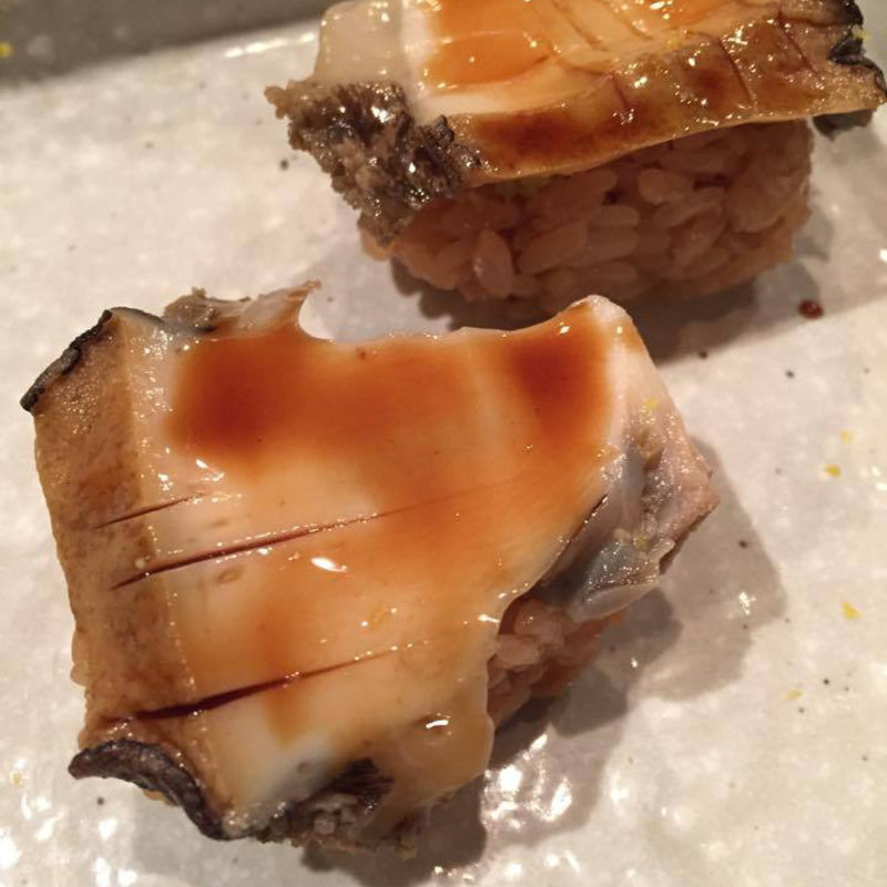 アワビの握り(すしBAR小路小路)