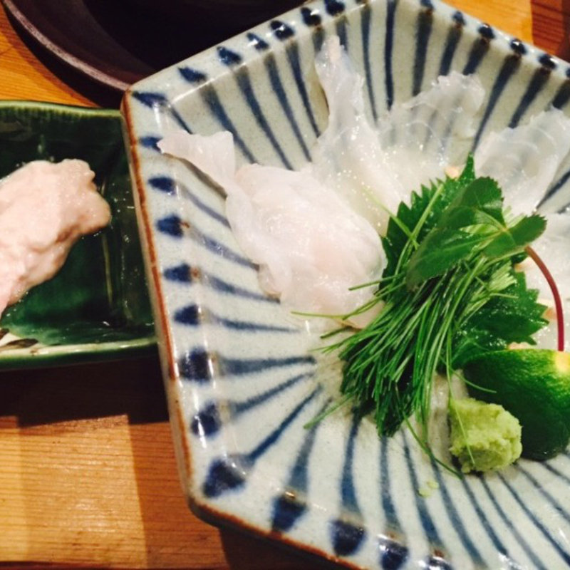 河豚、カワハギの肝と一緒に(すしBAR小路小路)