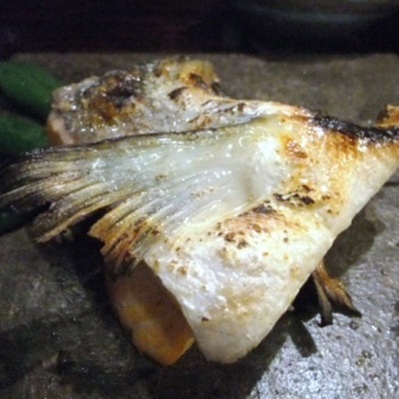 シャケのアラ塩焼き(居酒屋 えんむすび )