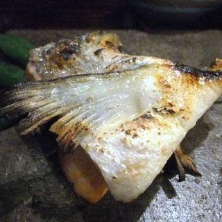 シャケのアラ塩焼き(居酒屋 えんむすび )