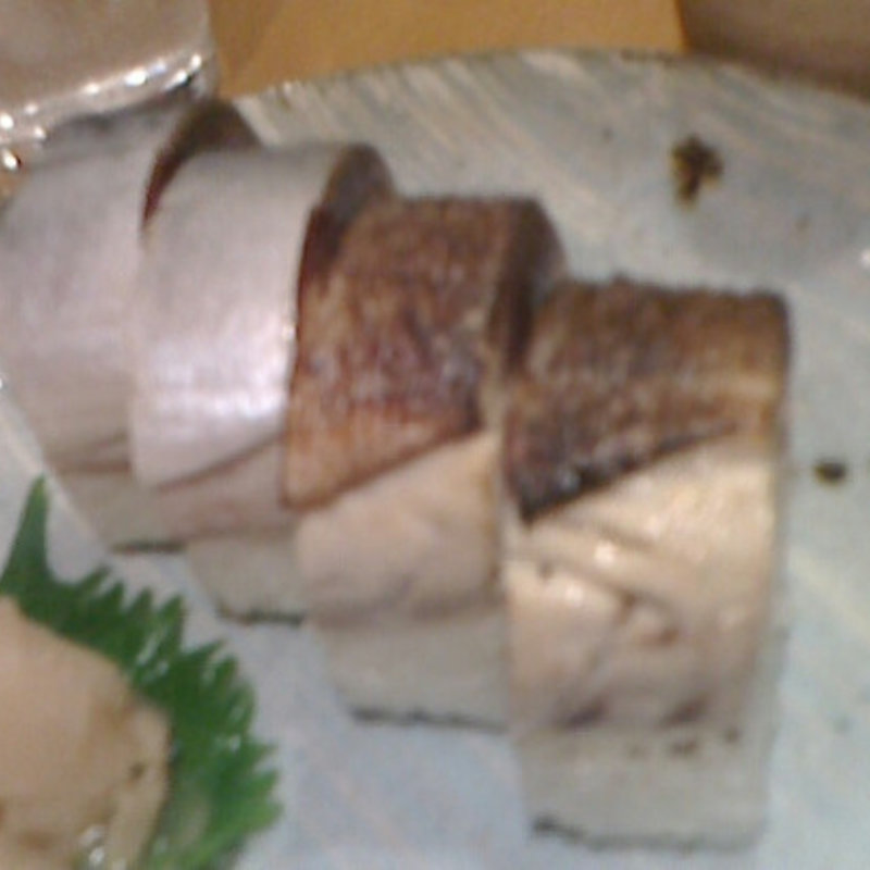 炙りとふつうの鯖寿司(居酒屋 岡田屋五郎)