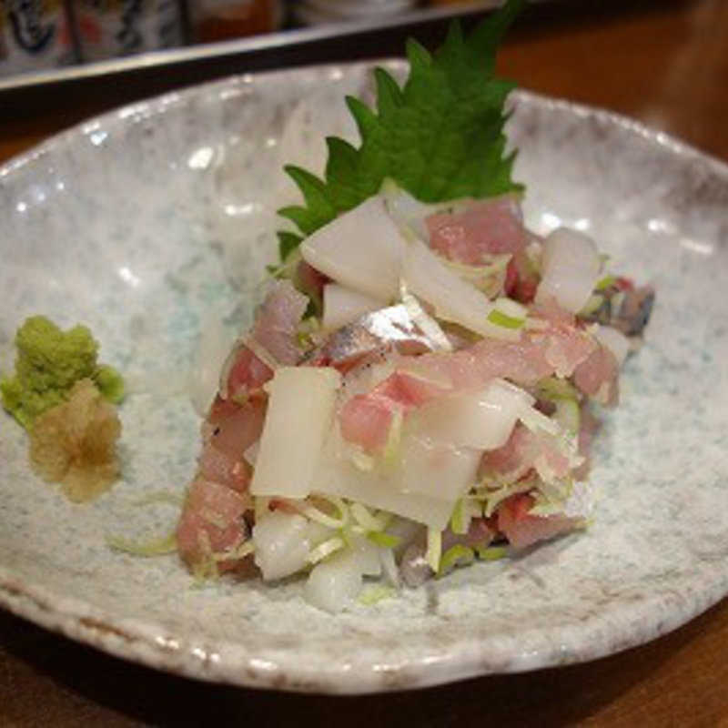 アジとイカのタタキ(居酒屋 春告魚 （めばる）)