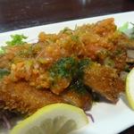 チキンカツの上にさっぱりとしたサルサソースをかけ食べやすい料理(居酒屋はつね )