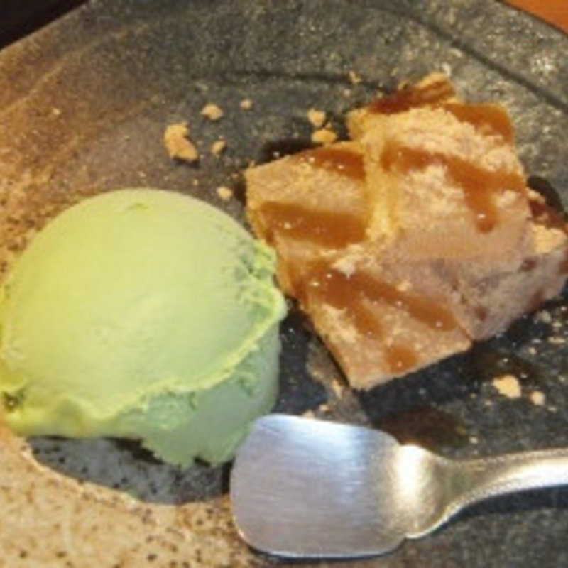 わらび餅の抹茶アイス添え(【韓国料理】山本牛臓 麻布十番店)