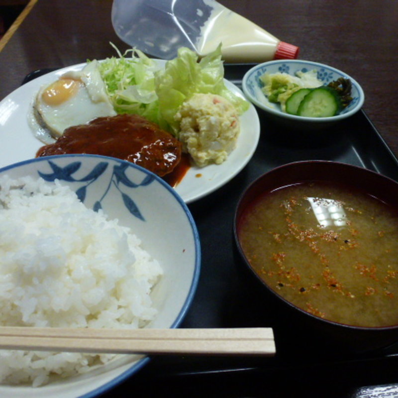 ハンバーグ（目玉焼き付）定食(山田ホームレストラン（有）)