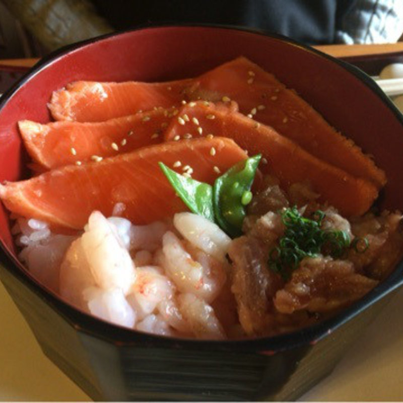 海鮮三種(サーモン ネギトロ 甘海老)(山茶林泉 （さざんりんせん）)