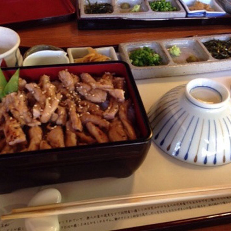 鶏せせり
(山茶林泉 （さざんりんせん）)