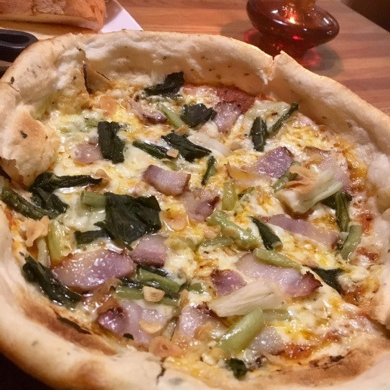 自家製ベーコンと野沢菜漬けのピザ(山長菓子舗)