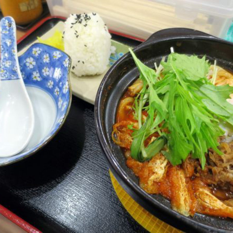ピリ辛チゲ鍋焼きうどん（おにぎり・お新香付き）(山陽そば板宿店)