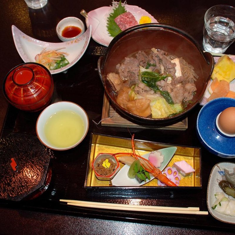 牛刺しとすき焼きコース(岡喜本店 （おかきほんてん）)