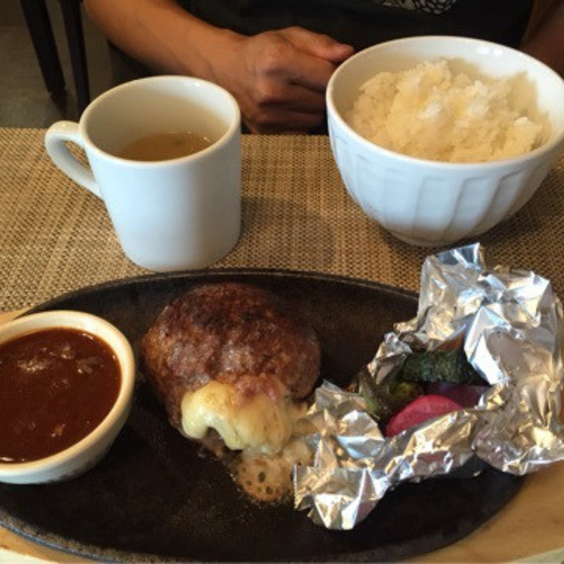 国産牛のチーズハンバーグ(島小カフェ )