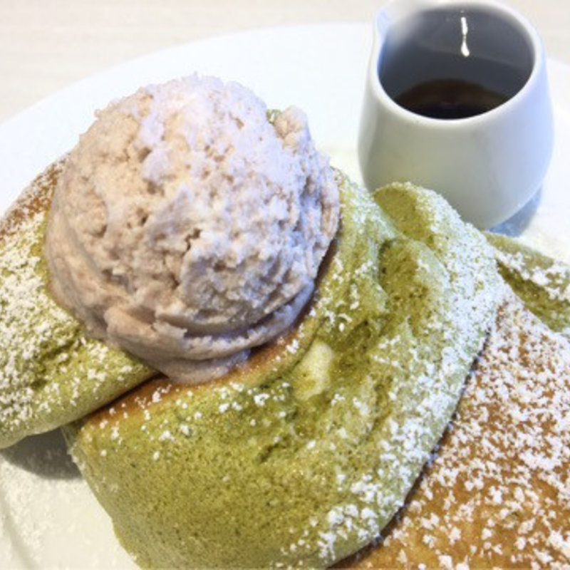 有機抹茶の小倉ﾊﾞﾀｰﾊﾟﾝｹｰｷ黒蜜添え(幸せのパンケーキ 本町店)