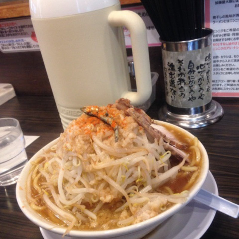 超大盛りの300g麺のラーメン(にぼ次朗 新大阪店)