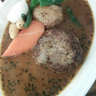 ジューシーハンバーグのスープカレー(カレー食堂 心 下北沢店)
