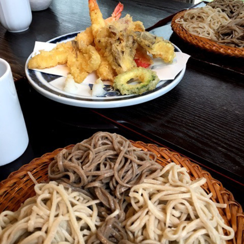 せいろと田舎そば(殻入り)の二色そば(心蕎人さくら （しんきょうじんさくら）)