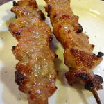 まだ塩で食べたことがなかったので塩で焼いてもらいます。ウズラの卵ほどの小ぶりなつくねはホクッとした食感で塩だと鳥肉の風味が感じられて良い感じです。 (忠孝)