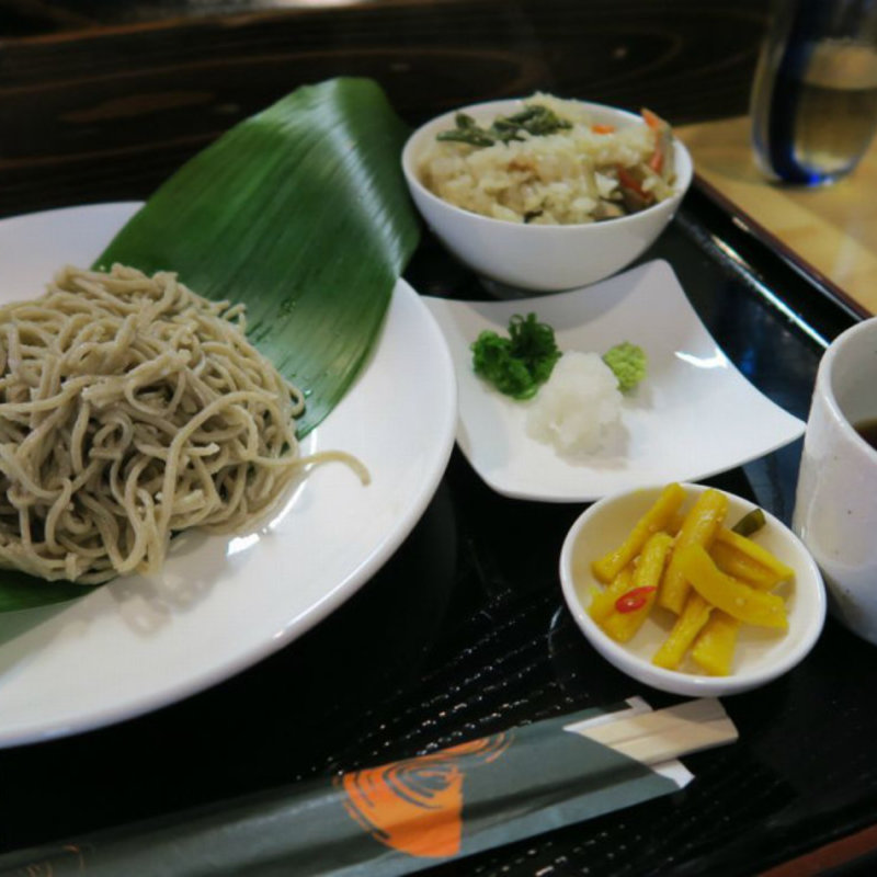 盛りそばの定食（炊き込みご飯付き）1000円(手打ち蕎麦処　杉乃家)