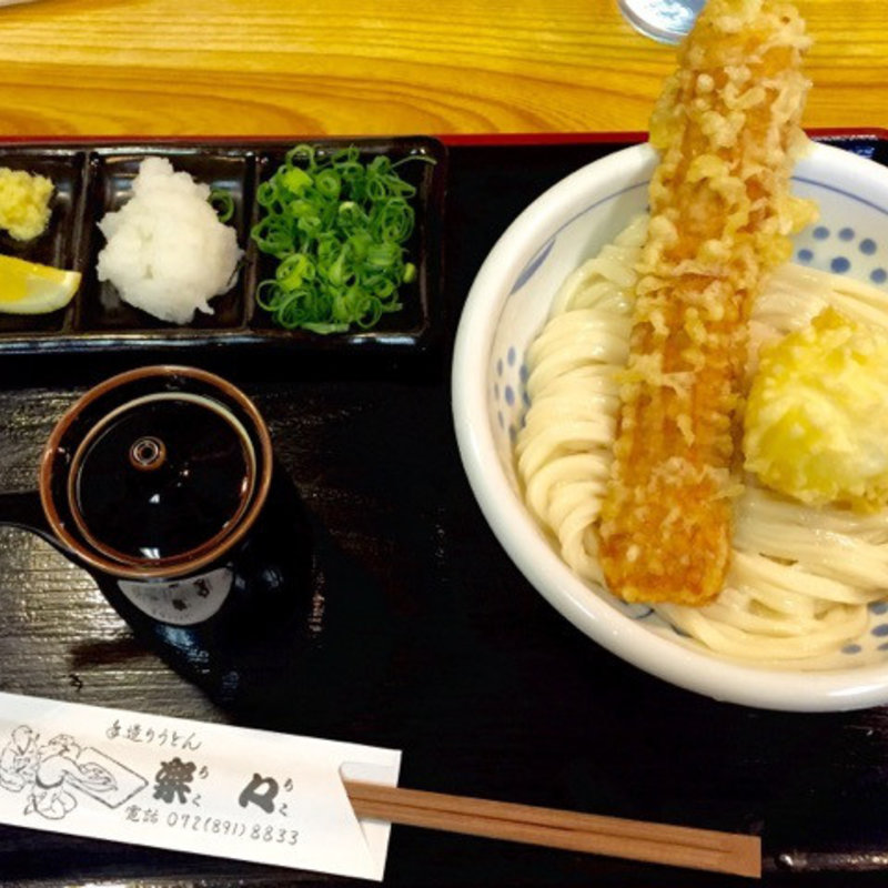 生醤油うどんとちくわ天(手造りうどん 楽々 （らくらく）)