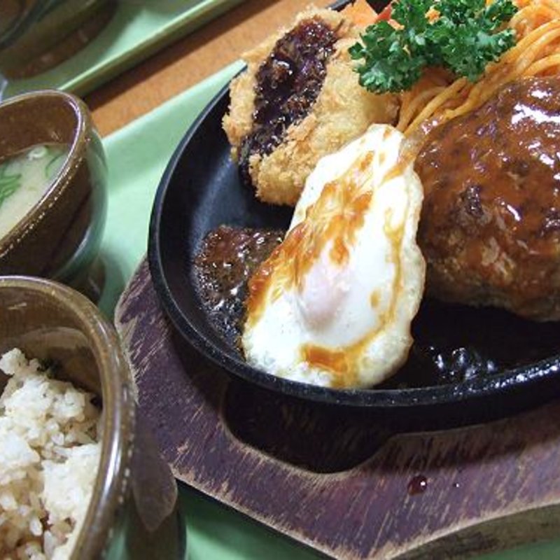 鉄板　ハンバーグとポテトコロッケ(新天町倶楽部)