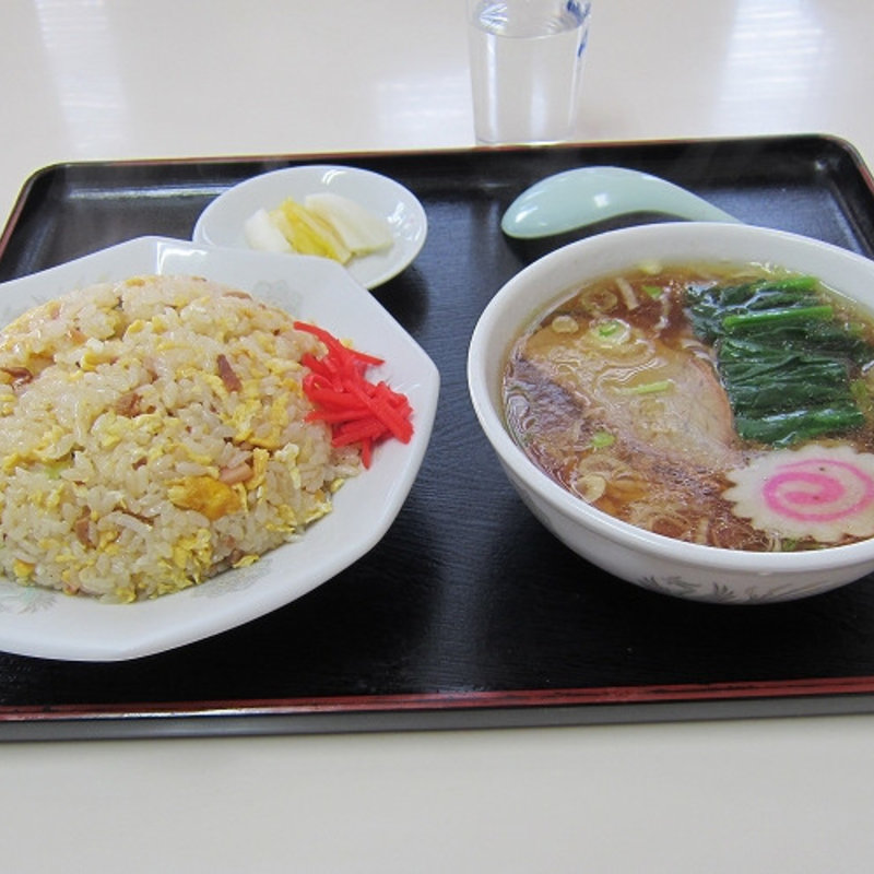 チャーハン・半ラーメン(新富飯店)