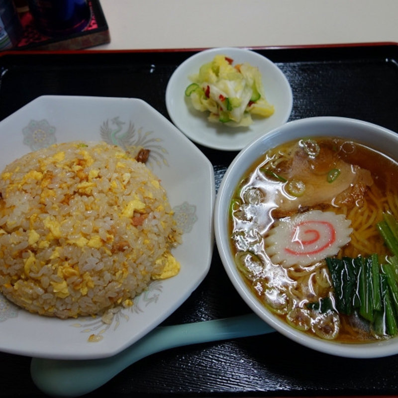 チャーハンと半ラーメンのセット(新富飯店)