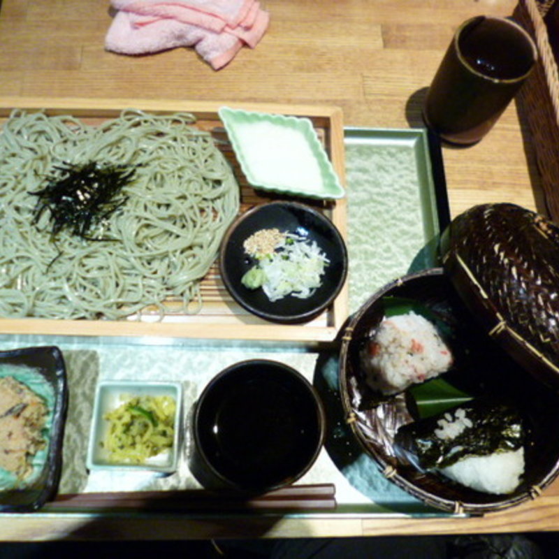 へぎそば(冷) 新潟コシヒカリおにぎり2個付き(新潟食楽園（B1F飲食）)