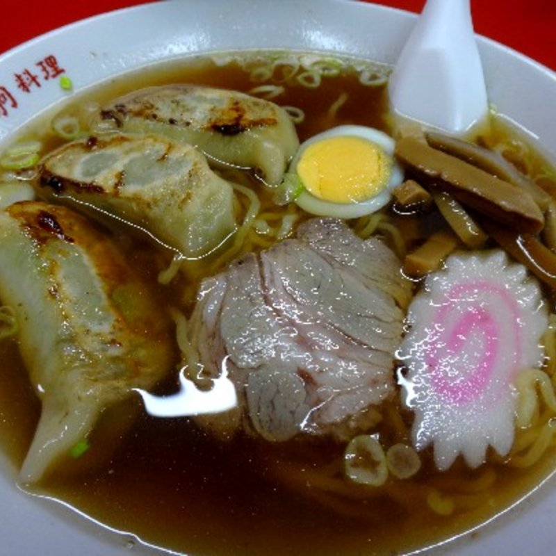 ギョウザ入りラーメン(中華料理新駒)