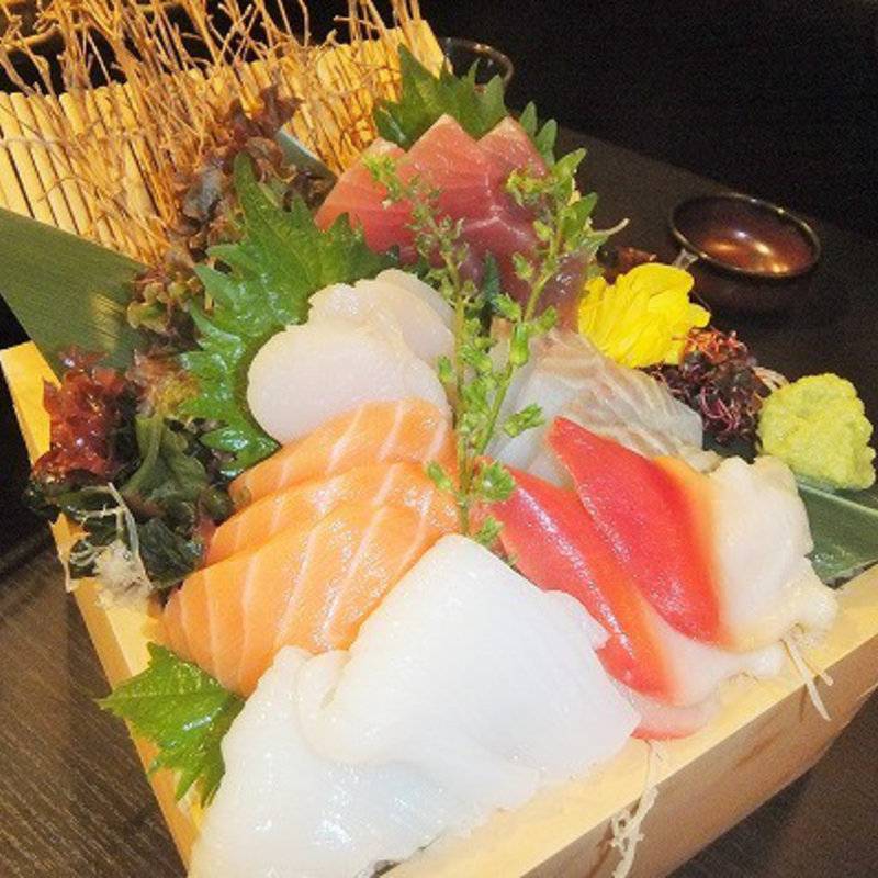 一升枡盛り鮮魚のお造り6種(日本酒センター米 関内店)