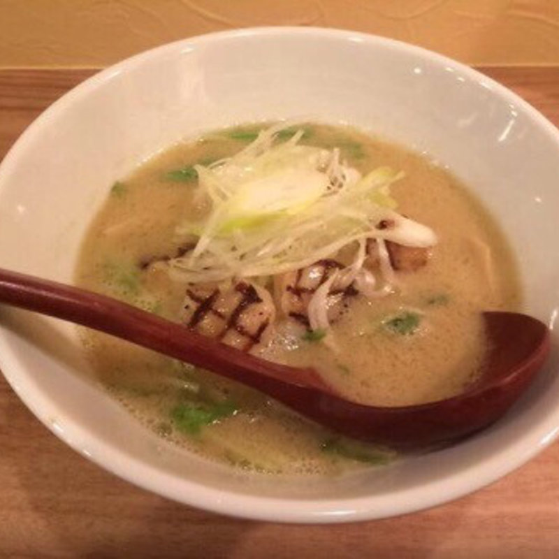 築地直送北海道産帆立白湯らぁめん 贅沢貝柱のせ(旨美麺　築一 )