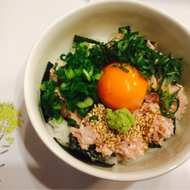 つくね刺しがのってるどんぶり(旬彩家　とり遊)