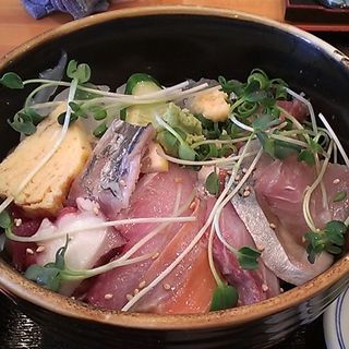 10種類のネタ入り海鮮丼(旬魚や 魚いちさん)
