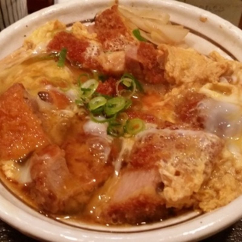 カツ玉子とじ、水なすの浅漬け、カリカリじゃことお豆腐のサラダ(普通の食堂いわま)