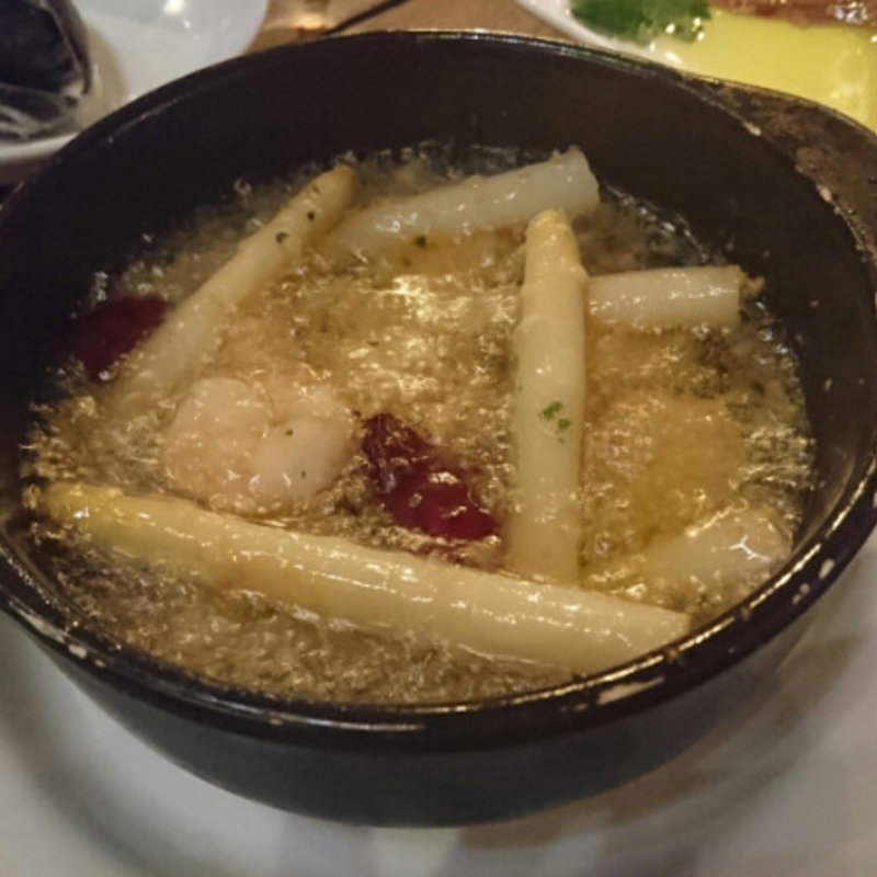 殻付海老とホワイトアスパラのアヒージョ(月島スペインクラブ)