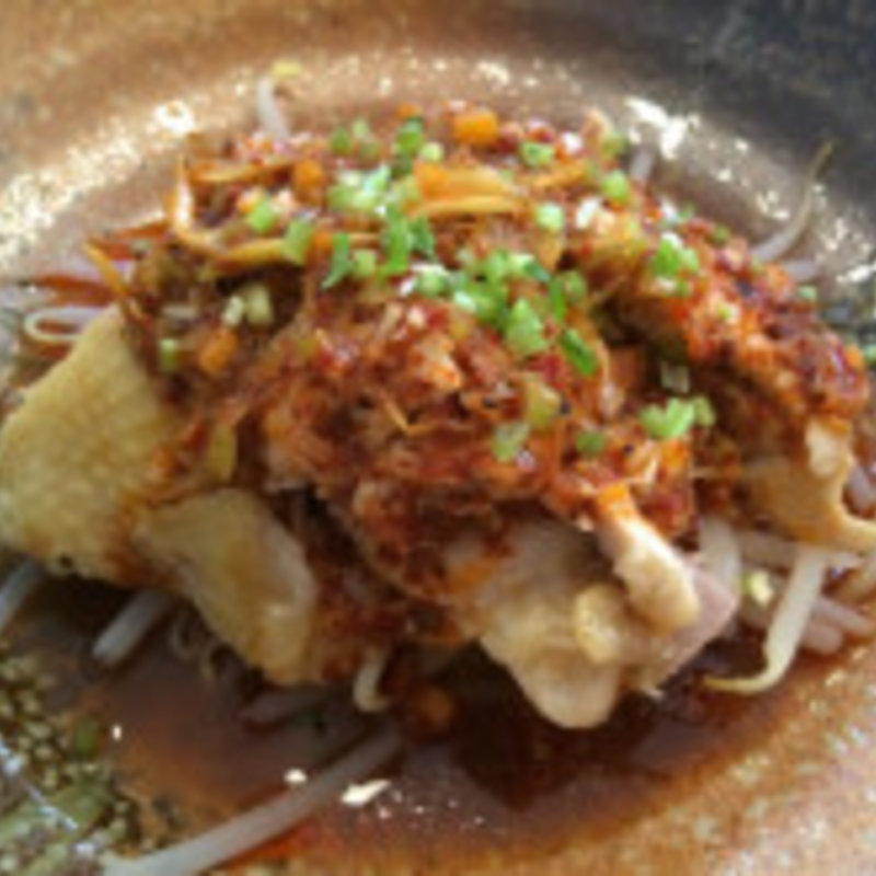 蒸し鶏のラー油がけ(中國菜 月泉)