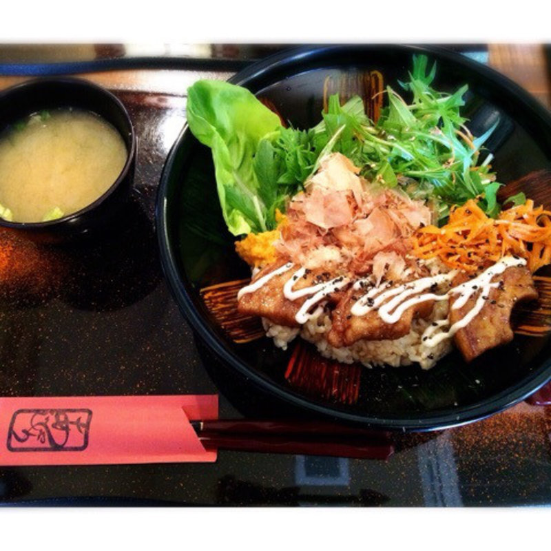 くるま麩角煮丼(神宮茶処あじゃり)