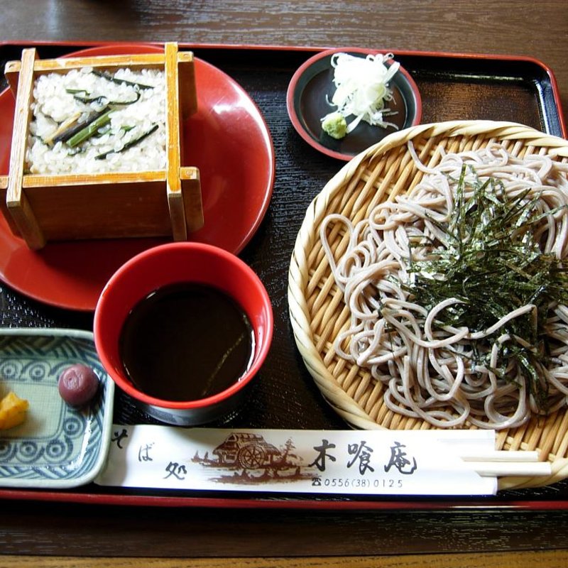 山菜おこわとそばのセット(木喰庵 （もくじきあん）)