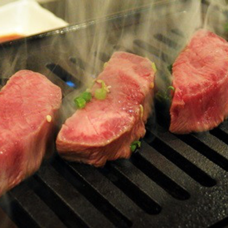 この厚さだからこそ十分に堪能できる『和牛特選厚切りタン塩』(本元 )