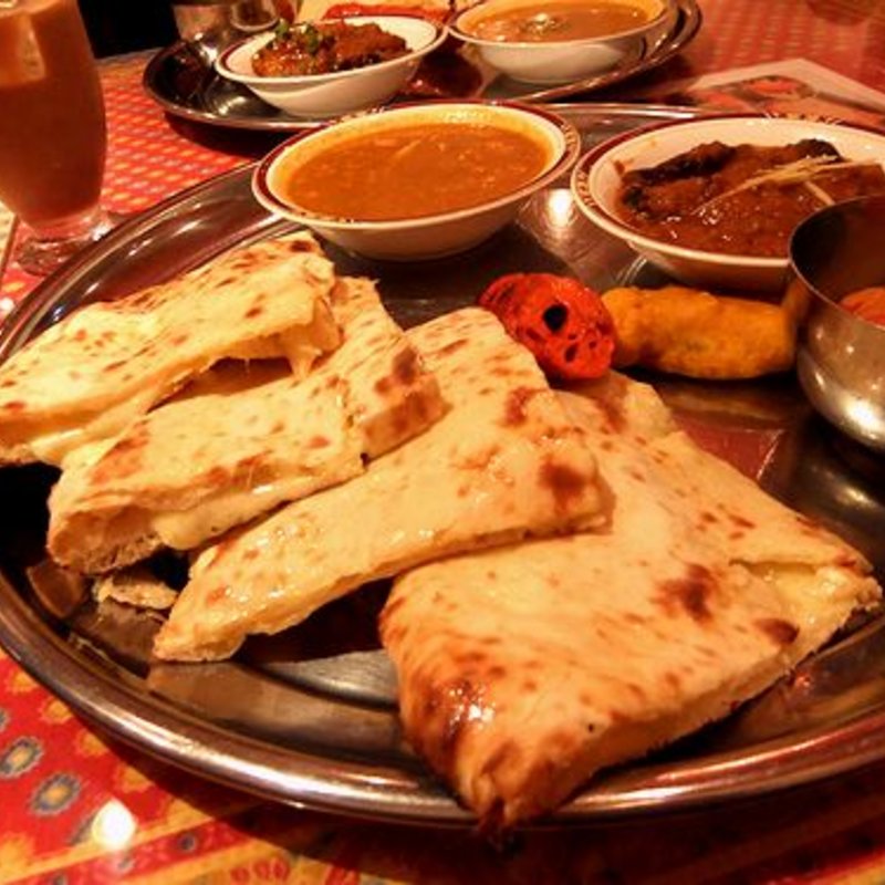 チーズナンが選べるスペシャルランチ(本場インド料理　スラージ　博多駅店)