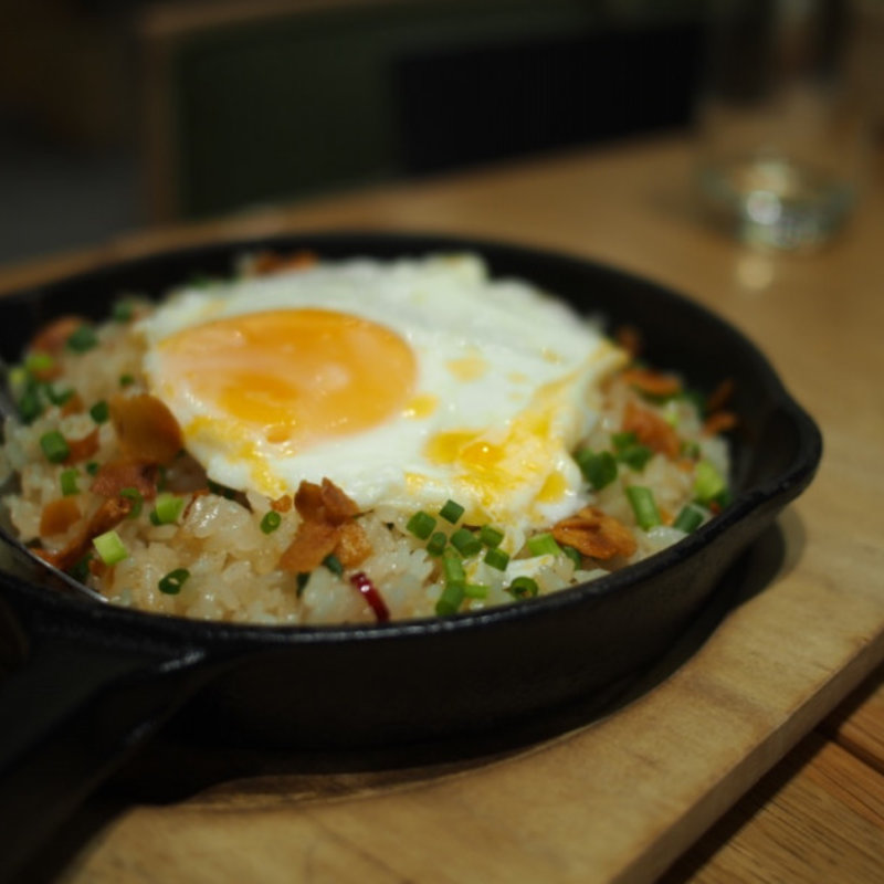 目玉ガーリックライス(東京トンテキ ヨドバシAkiba )