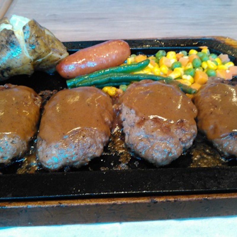 1ポンドハンバーグ　450グラム+ソーセージトッピング100円(ゴールドラッシュ 東京ミートレア店)