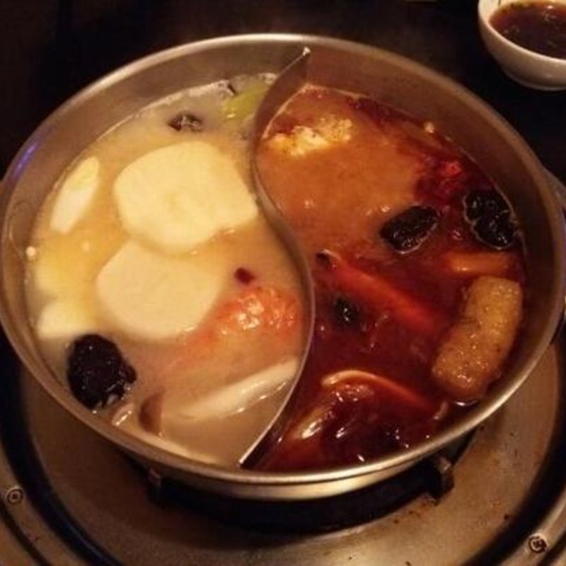 鴛鴦火鍋(東方情 （トンファンチン）)